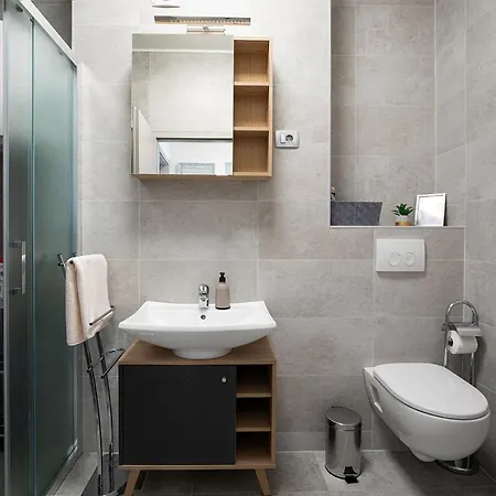 Aston Apartment